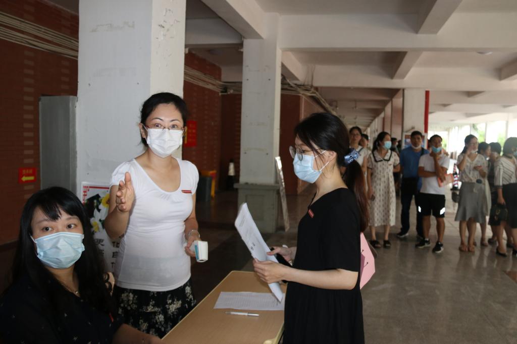 引导发热员工至临时观留区